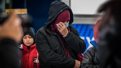 В Україну із закритого сирійського табору повернули жінку з чотирма дітьми В Україну із закритого сирійського табору повернули жінку з чотирма дітьми