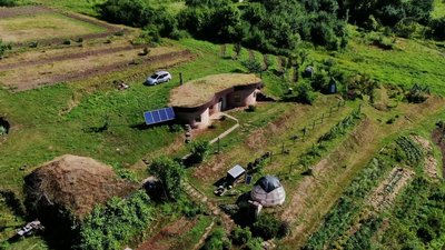 Хата з мішків, педикюр козлу та бджоляр вихідного дня. Новий випуск "Умандрували: за Харковом" Хата з мішків, педикюр козлу та бджоляр вихідного дня. Новий випуск "Умандрували: за Харковом"
