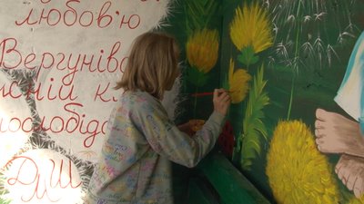 Весна на стінах: на Черкащині діти розмалювали зупинку Весна на стінах: на Черкащині діти розмалювали зупинку
