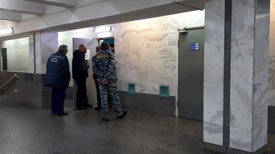 Стрибнула під потяг: в поліції повідомили причини зупинки лінії метро в Харкові