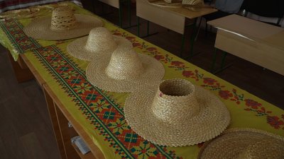 Микола Чирва з Підгородного 39 років виготовляє солом'яні брилі Микола Чирва з Підгородного 39 років виготовляє солом'яні брилі