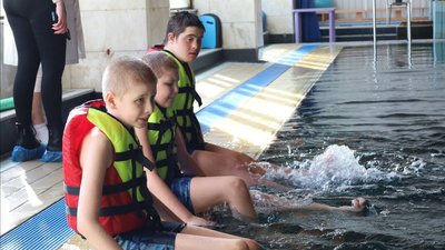 Заняття з адаптивного спорту в басейні.
