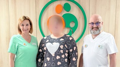 22-річна жінка та медики після операції