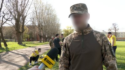 Інструктор з позивним "Вірус" проводить заняття з тактичної медицини для ліцеїстів для ліцеїстів Чернігівського ліцею з посиленою військово-фізичною підготовкою Інструктор з позивним "Вірус" проводить заняття з тактичної медицини для ліцеїстів для ліцеїстів Чернігівського ліцею з посиленою військово-фізичною підготовкою