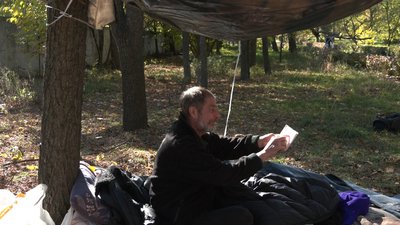 Мріє про повернення до Грузії: на подвір’ї однієї з черкаських лікарень мешкає бездомний