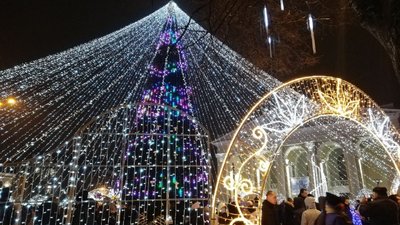 У Полтаві ввімкнули новорічну ілюмінацію на ялинці У Полтаві ввімкнули новорічну ілюмінацію на ялинці
