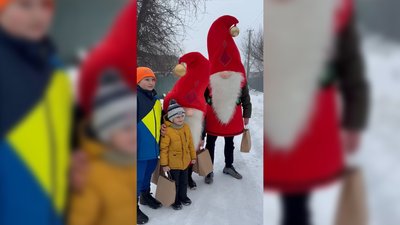 Волонтери та військові привітали дітей Новоселівки з Днем Святого Миколая Волонтери та військові привітали дітей Новоселівки з Днем Святого Миколая