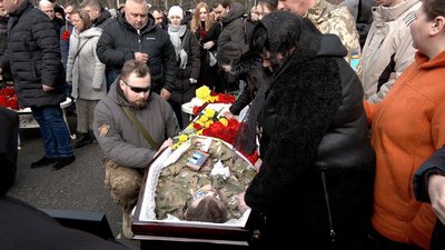Загинули 14 лютого: у Вінниці попрощалися з 23-річними оборонцями Артемом Іванішиним та Вадимом Кондратюком Загинули 14 лютого: у Вінниці попрощалися з 23-річними оборонцями Артемом Іванішиним та Вадимом Кондратюком