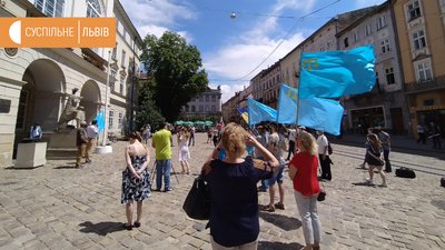 У центрі Львова підняли прапор кримських татар У центрі Львова підняли прапор кримських татар