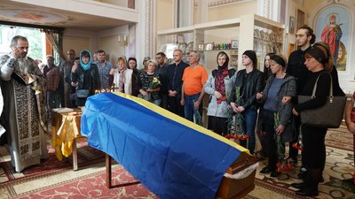 У Сумській громаді провели в останню путь військовослужбовця Юрія Комісара У Сумській громаді провели в останню путь військовослужбовця Юрія Комісара