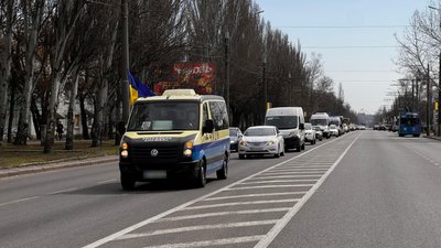 Колона машин проводить військовослужбовця в останню путь Колона машин проводить військовослужбовця в останню путь