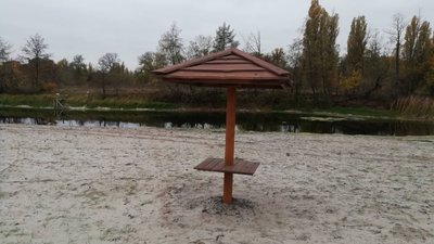 Зона відпочинку на острові, який омиває річка Свинківка Зона відпочинку на острові, який омиває річка Свинківка