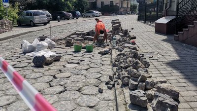 Поблизу Луцького замку ремонтують дорогу з "трилінки"