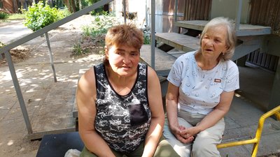 У пошкоджений російським снарядом будинок у Харкові повертаються люди