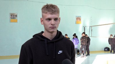 У коледжі в Луцьку молодь вчили керувати дроном, тримати автомат у руках і надавати меддопомогу