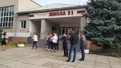 В опитуванні "П’ять питань від президента" жінка побачила порушення виборчого законодавства В опитуванні "П’ять питань від президента" жінка побачила порушення виборчого законодавства