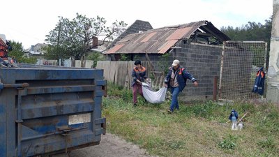 В Ізюмі прибирають наслідки нічної атаки, Харківська область