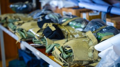 "Перелаштувалися на війну за день". У Дніпрі цех спецодягу виготовляє військову форму. Фоторепортаж "Перелаштувалися на війну за день". У Дніпрі цех спецодягу виготовляє військову форму. Фоторепортаж