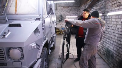 Вінницькі волонтери готують італійський броньований автомобіль, який відправлять на передову Вінницькі волонтери готують італійський броньований автомобіль, який відправлять на передову