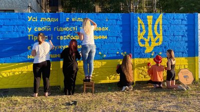 У Змієві створили патріотичний мурал з текстом статті Конституції У Змієві створили патріотичний мурал з текстом статті Конституції