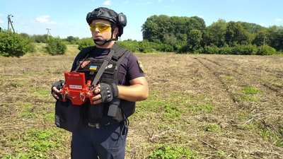Сумські рятувальники показали техніку для безпечного розмінування Сумські рятувальники показали техніку для безпечного розмінування