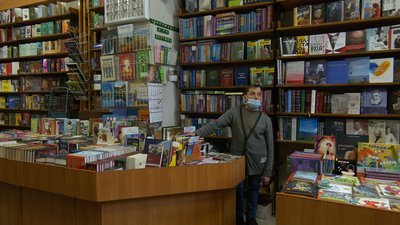 "Раніше годинами могли чекати, поки зайде покупець". Як франківці витрачають 1 000 грн у книгарнях "Раніше годинами могли чекати, поки зайде покупець". Як франківці витрачають 1 000 грн у книгарнях