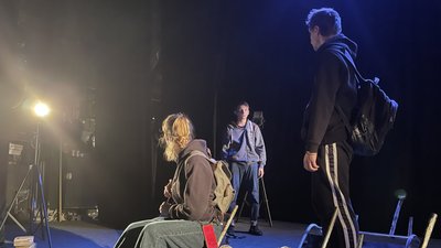 "Супротив, молитва, роздуми": у Харкові презентували виставу про підлітків під час війни "Супротив, молитва, роздуми": у Харкові презентували виставу про підлітків під час війни