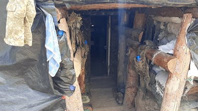 У бліндажах військові відпочивають, їх вони облаштовують як домівки У бліндажах військові відпочивають, їх вони облаштовують як домівки