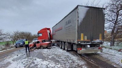 У Миколаївському районі зіткнулись легковик та вантажівка. Загинули двоє людей
