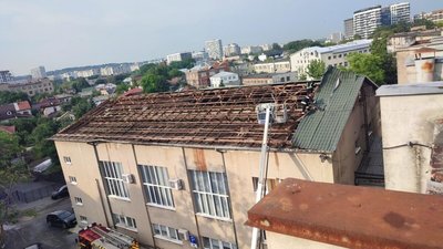 Пошкоджений дах будівлі Шевченківської районної адміністрації