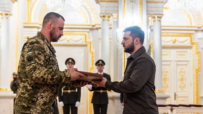 Президент вручив орден "Золота зірка" Герою України з Сумщини Денису Дикому