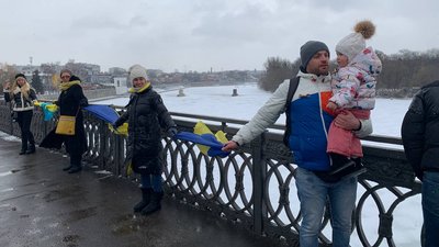 День Соборності в Україні. Вінничани створили живий "Ланцюг Єднання" на Центральному мосту