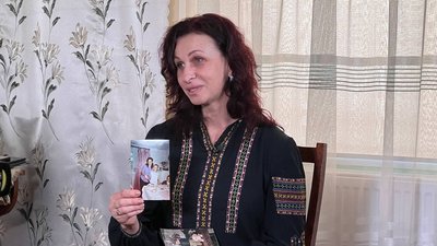 Орися показує фотографії сина Орися показує фотографії сина