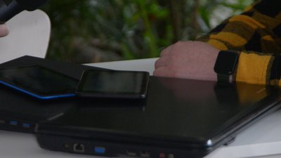 Учитель у Житомирі збирає електронні пристрої та передає їх учням Ізюмського ліцею на Харківщину