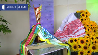 Мандрує всіма областями: на Луганщину привезли юннатівський кубок Мандрує всіма областями: на Луганщину привезли юннатівський кубок