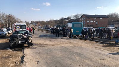 На Буковині водій врізався в рейсовий автобус. Його госпіталізувала швидка