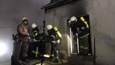В Одесі зайнявся меблевий цех: вогонь гасять 47 рятувальників В Одесі зайнявся меблевий цех: вогонь гасять 47 рятувальників