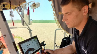 На Волині тривають жнива: аграрії обмолотили 60% площ ріпаку На Волині тривають жнива: аграрії обмолотили 60% площ ріпаку