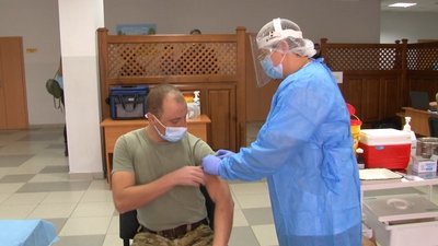 На Черкащині від коронавірусу вакцинували військових На Черкащині від коронавірусу вакцинували військових