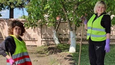 Мешканці мікрорайону в Луцьку заквітчали автобусну зупинку
