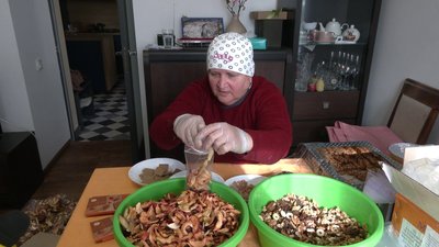 У Рівному подружжя виготовляє окопні свічки для захисників У Рівному подружжя виготовляє окопні свічки для захисників