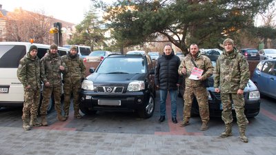У Франківську бійцям полку спецпризначення "Сафарі" передали авто У Франківську бійцям полку спецпризначення "Сафарі" передали авто