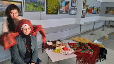 У львівському музеї розповіли, як їх носили хустки у різних регіонах України У львівському музеї розповіли, як їх носили хустки у різних регіонах України