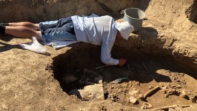 На Херсонщині знайшли поховання чоловіка, який жив тут 5 тисяч років тому На Херсонщині знайшли поховання чоловіка, який жив тут 5 тисяч років тому