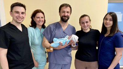 Команда лікарів, мама та дитина Команда лікарів, мама та дитина