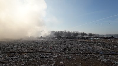 В Лубнах другу добу гасять пожежу на сміттєзвалищі В Лубнах другу добу гасять пожежу на сміттєзвалищі