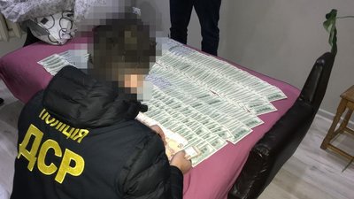 На Львівщині поліцейські оголосили підозру злочинній групі за вимагання грошей у заробітчан