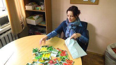 Наталія Шмурікова каже, роздають такі набори двох видів - з 25 та 31 позицій. Фото: Суспільне Поділля.