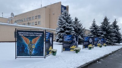 Біля сервісного центру МВС у Розсошенцях відкрили Алею Героїв
