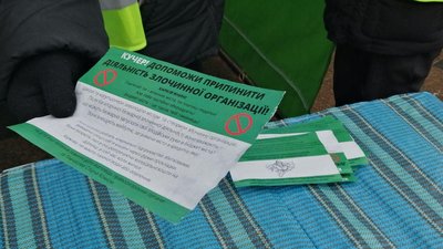 Біля Харківської обладміністрації встановили намет: збирають підписи Біля Харківської обладміністрації встановили намет: збирають підписи